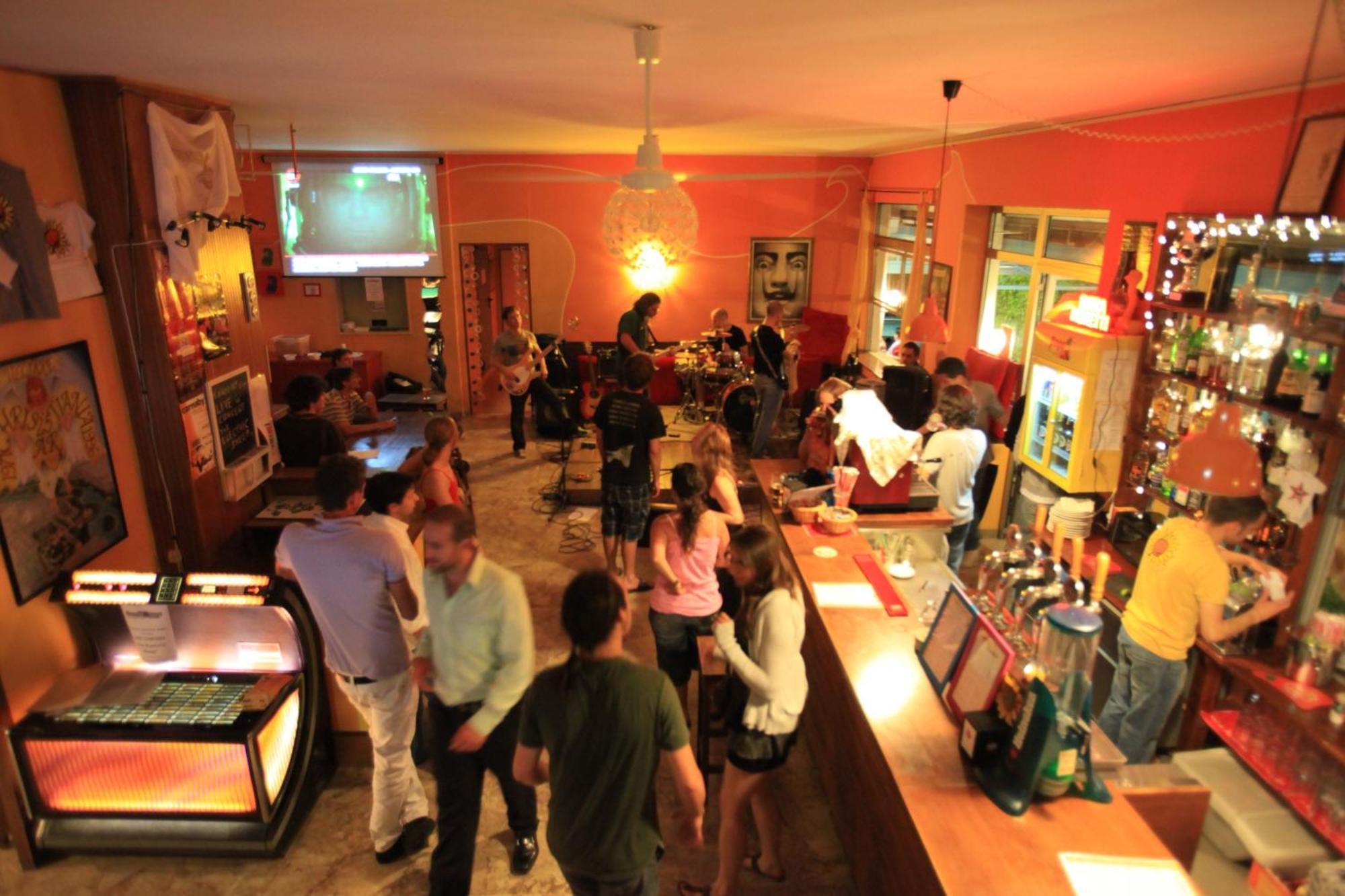Sunflower Backpacker & Bar