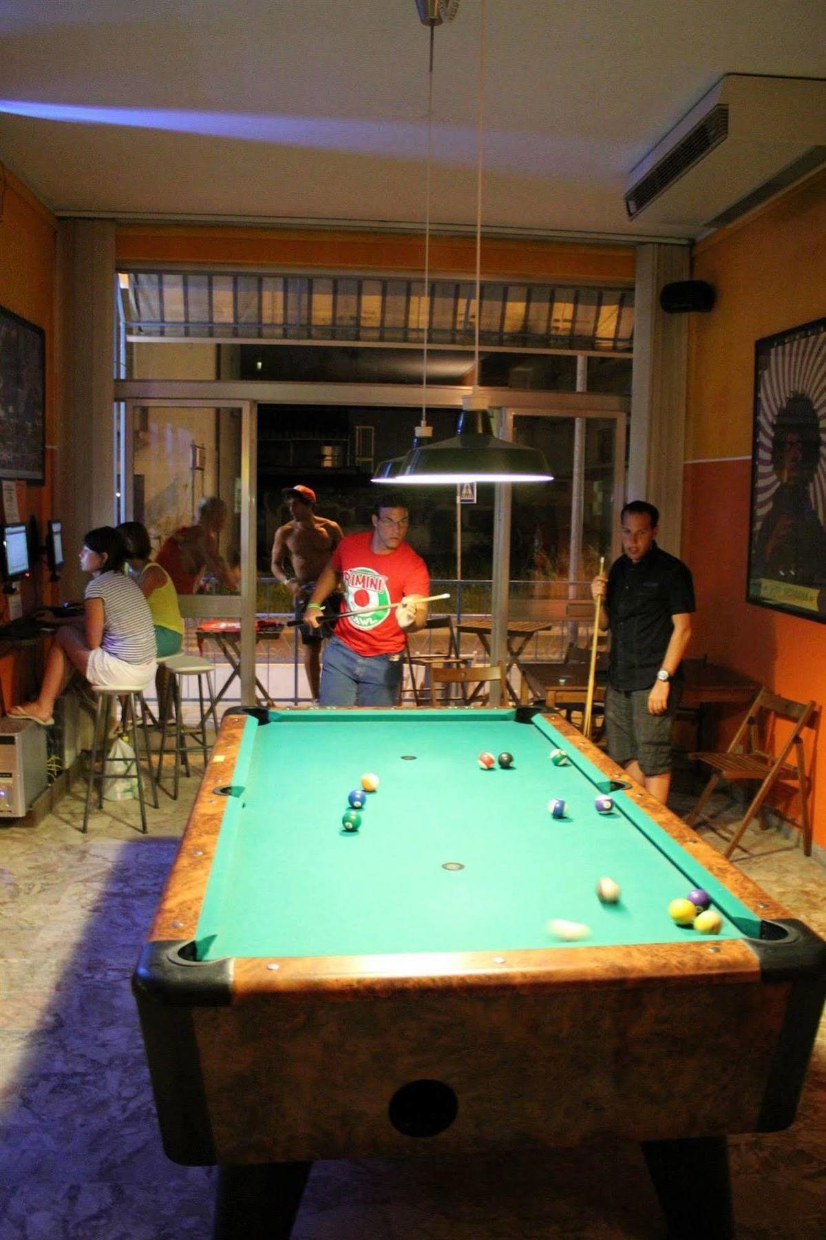 Hostel Sunflower Backpacker & Bar