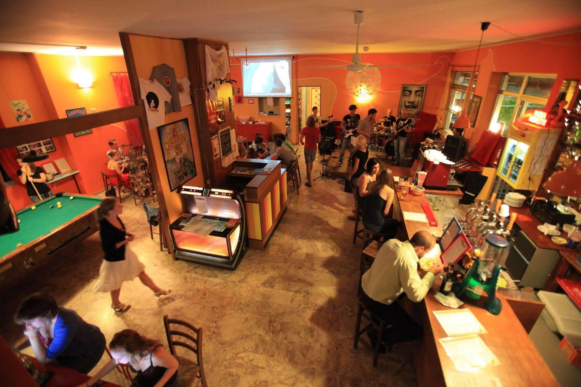 Sunflower Backpacker & Bar Hostel *