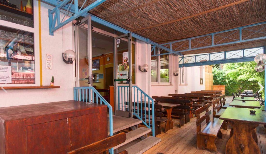 Sunflower Backpacker & Bar